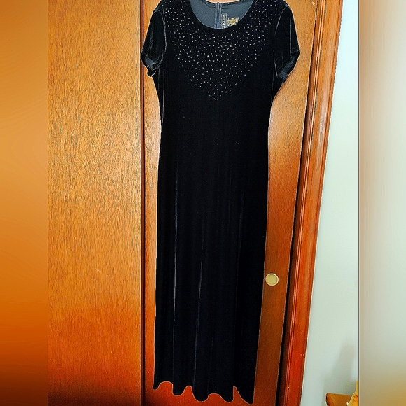 Long black velvet beaded gown with cap sleeves - Picture 1 of 6
